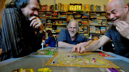 Für Strategen: In der Schöneberger Ludothek hält Jürgen Kerber (Mitte) 2000 Spiele bereit.