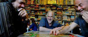 Für Strategen: In der Schöneberger Ludothek hält Jürgen Kerber (Mitte) 2000 Spiele bereit.