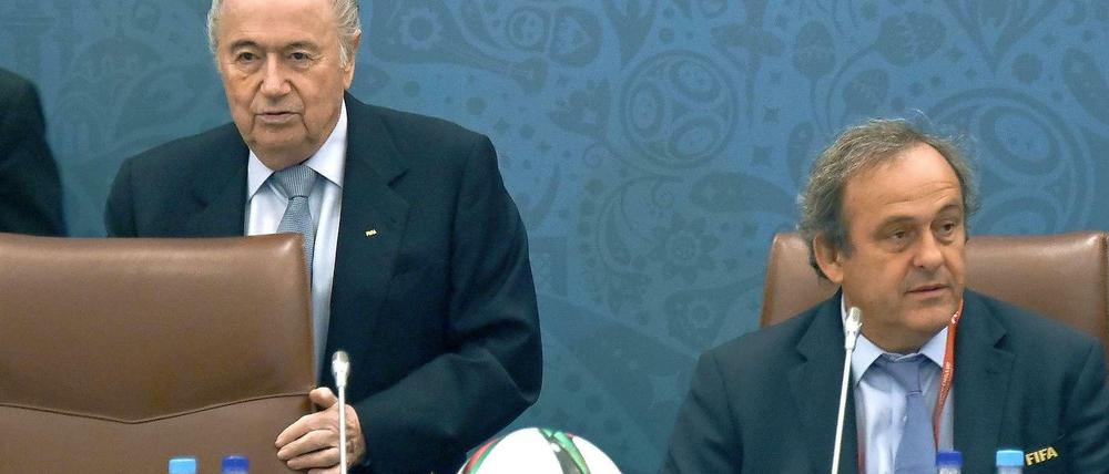 Der Stuhl von Sepp Blatter (l.) wird Anfang des Jahres 2016 neu besetzt - wahrscheinlich von Michel Platini (r.).