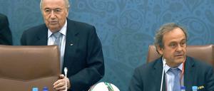 Der Stuhl von Sepp Blatter (l.) wird Anfang des Jahres 2016 neu besetzt - wahrscheinlich von Michel Platini (r.).