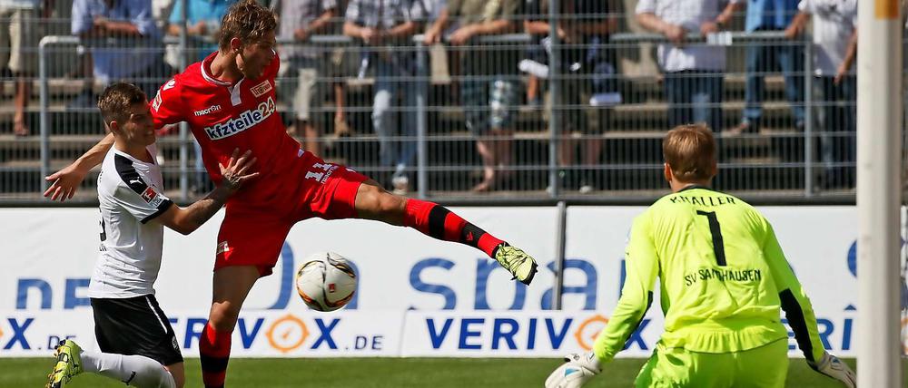 Unions Maximilian Thiel kommt vor Jakub Kosecki zum Schuss.