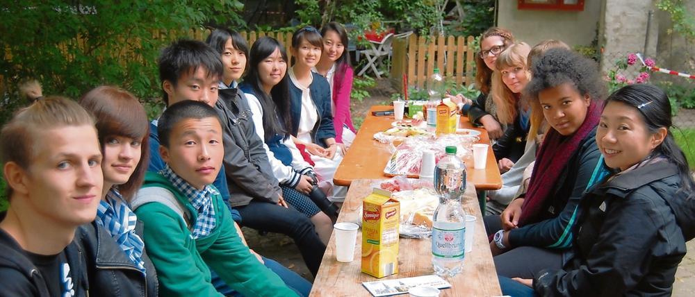 Japanische und deutsche Schüler treffen sich in Kreuzberg.
