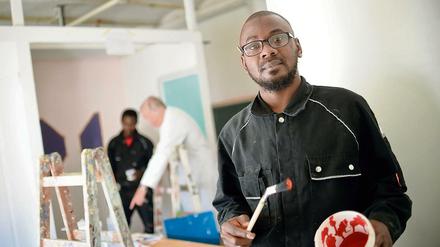 Auch im Handwerk ist es für Flüchtlinge schwierig, Arbeit zu finden - obwohl der Bedarf groß ist. Hier malern sie in einer Berliner Projektwerkstatt. Die Arbeitsagentur will jetzt helfen.