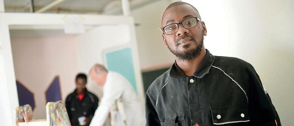 Auch im Handwerk ist es für Flüchtlinge schwierig, Arbeit zu finden - obwohl der Bedarf groß ist. Hier malern sie in einer Berliner Projektwerkstatt. Die Arbeitsagentur will jetzt helfen.