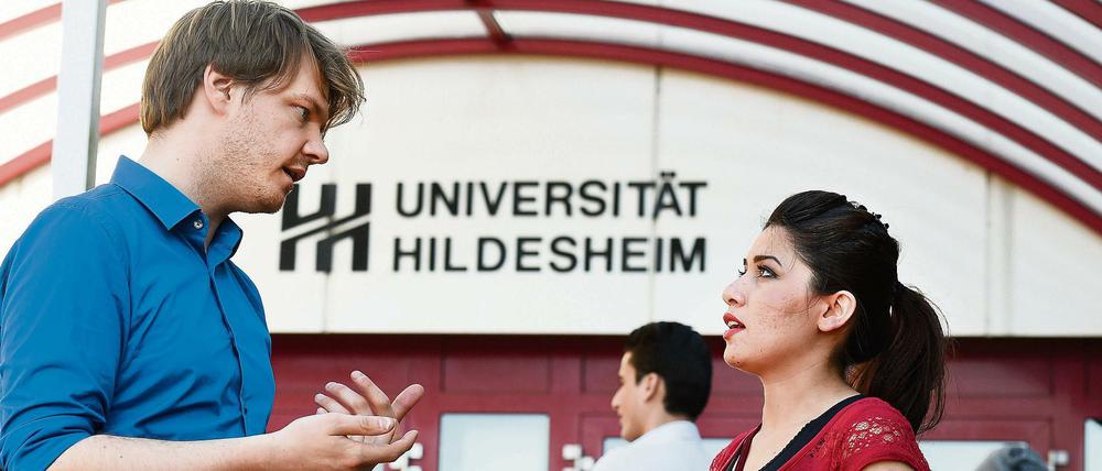 Willkommen auf dem Campus. Niedersachsen ist weiter als Berlin und hat ein Willkommenspaket für studierende Flüchtlinge aufgelegt. An der Uni Hildesheim begrüßt ein Professor eine Gasthörerin aus Pakistan. 