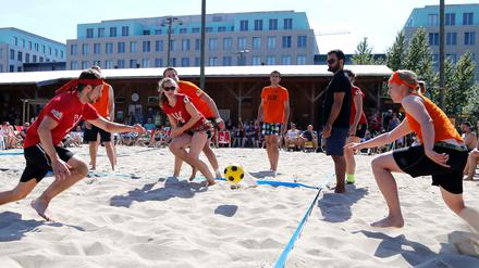 Ballhart. Beim Strandvölkerball legen sich die Teams ordentlich ins Zeug - auf dem Feld, aber auch hinterher an der Bar.