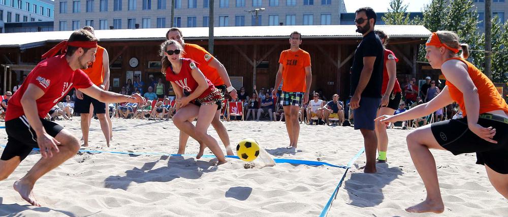 Ballhart. Beim Strandvölkerball legen sich die Teams ordentlich ins Zeug - auf dem Feld, aber auch hinterher an der Bar.