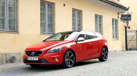 In Ferrari-Rot ein Hingucker: Der Volvo V40 fällt auf, nicht nur in Rot. Das liegt auch daran, dass er auf den Straßen ein eher seltener Anblick ist.
