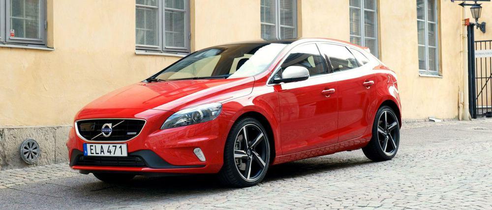 In Ferrari-Rot ein Hingucker: Der Volvo V40 fällt auf, nicht nur in Rot. Das liegt auch daran, dass er auf den Straßen ein eher seltener Anblick ist.