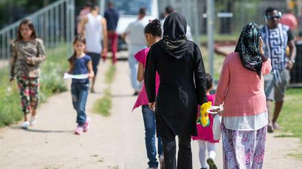 Flüchtlinge auf dem Gelände der Zentralen Erstaufnahmestelle des Landes Brandenburg in Eisenhüttenstadt.
