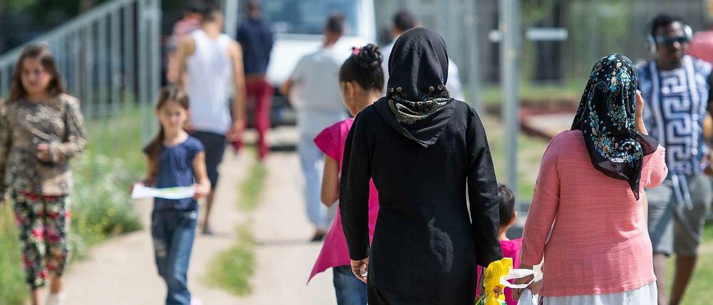 Flüchtlinge auf dem Gelände der Zentralen Erstaufnahmestelle des Landes Brandenburg in Eisenhüttenstadt.