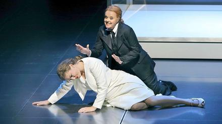 Annette Dasch (Elsa) und Petra Lang (Ortrud) in Richard Wagners "Lohengrin" in Bayreuth.