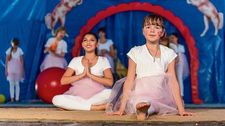 Der Zirkus Cabuwazi in Zehlendorf hat mit deutschen und ukrainischen Kindern ein Programm auf die Beine gestellt.