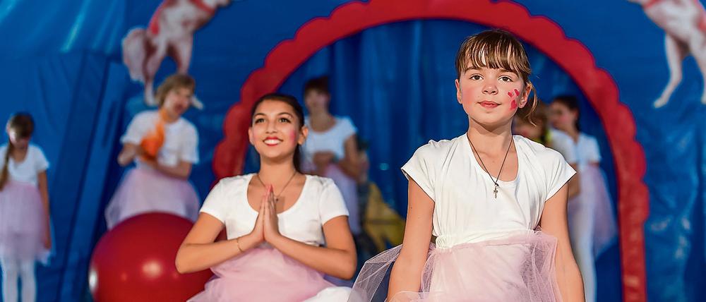 Der Zirkus Cabuwazi in Zehlendorf hat mit deutschen und ukrainischen Kindern ein Programm auf die Beine gestellt.