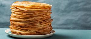 Ein Stapel Genuss: Pfannenkuchen sind schnell gemacht, im Backofen gut warmzuhalten und ein unglaublich variables Gericht. Wer denkt da nur an Dessert?