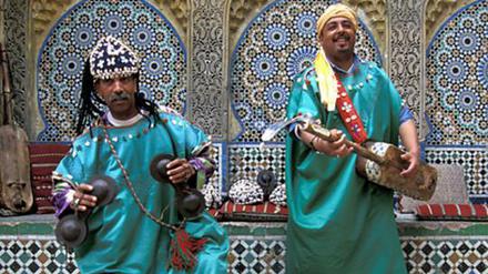 Neue Instrumente braucht das Land. Gnawa-Musiker in Marokko mit den metallisch klappernden Qaraquib und der dreisaitigen Langhalslaute Gimbri.