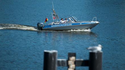 Ein Boot der Wasserschutzpolizei fährt am 01.08.2015 zwischen Hohnstorf/Elbe (Niedersachsen) und Lauenburg (Schleswig-Holstein) auf der Elbe. 