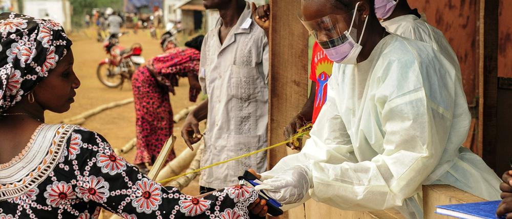 Eine Frau in Sierra Leone wird auf das Ebola-Virus getestet. Nun scheint ein wirksames Mittel zum Schutz gegen die Seuche gefunden.