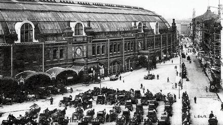 Einsteigen, bitte. Seit Jahrzehnten ist der Bahnhof Friedrichstraße ein Verkehrsknotenpunkt.