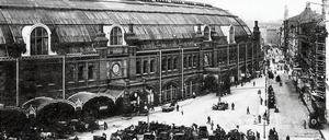 Einsteigen, bitte. Seit Jahrzehnten ist der Bahnhof Friedrichstraße ein Verkehrsknotenpunkt.