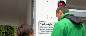 Beamte untersuchen am Tag nach der Schießerei den Tatort am Olivaer Platz. Bei den Löchern handelt es sich aber – anders als zunächst angenommen – nicht um Einschüsse.