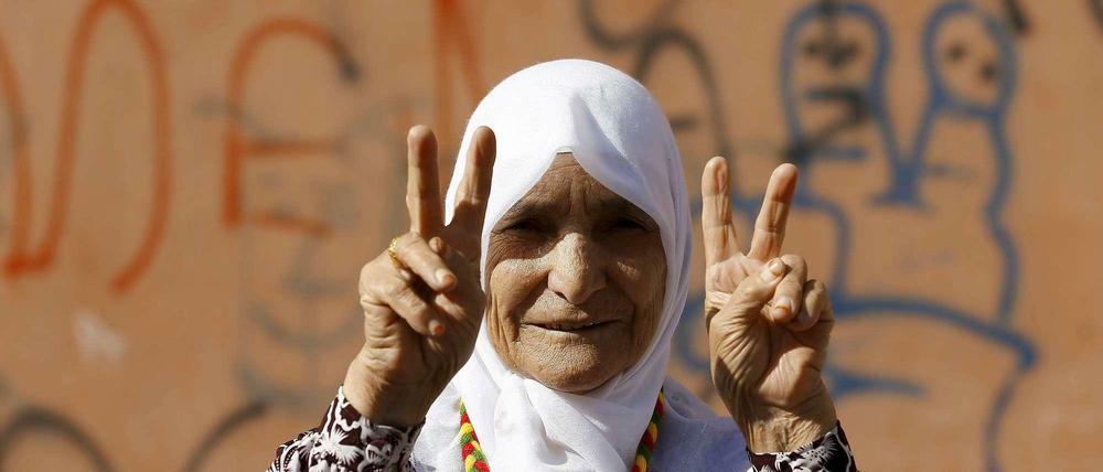 Eine Frau zeigt bei einer Solidaritätskundgebung für den inhaftierten Kurden-Führer Abdullah Öcalan am Samstag in Diyarbakir das Victory-Zeichen. Unser Autor meint: Gewinnen kann den neuen Konflikt zwischen Türken und Kurden mit militärischen Mitteln keiner.