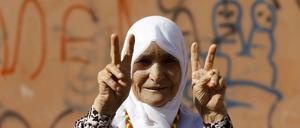 Eine Frau zeigt bei einer Solidaritätskundgebung für den inhaftierten Kurden-Führer Abdullah Öcalan am Samstag in Diyarbakir das Victory-Zeichen. Unser Autor meint: Gewinnen kann den neuen Konflikt zwischen Türken und Kurden mit militärischen Mitteln keiner.