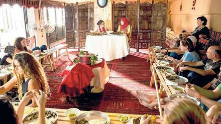 Gemeinschaftsküche. Bei „Sami’s Mother“ (am Tisch hinten rechts) werden lokale Köstlichkeiten zubereitet und Geschichten aus Völkern und Religionen erzählt.