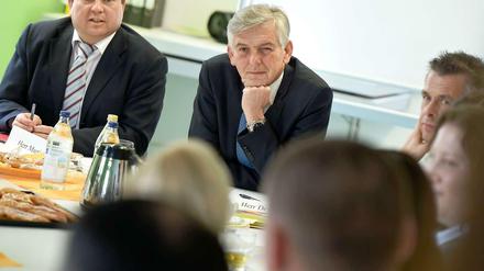 Reisen, reden - zuhören: Bamf-Präsident Schmidt im Gespräch mit Asylbewerbern eines Integrationskurses in Baden-Württemberg