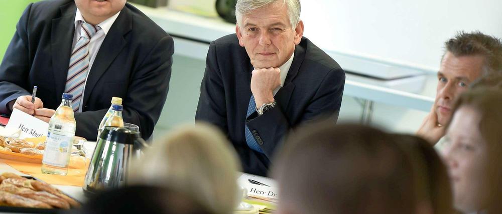 Reisen, reden - zuhören: Bamf-Präsident Schmidt im Gespräch mit Asylbewerbern eines Integrationskurses in Baden-Württemberg