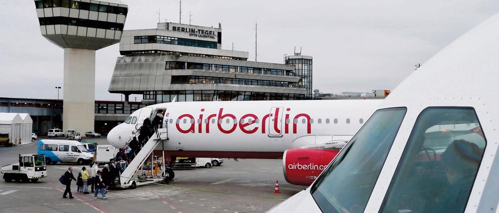 Eine Maschine der Fluggesellschaft Air Berlin auf dem Flugfeld des Flughafens Berlin-Tegel