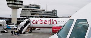 Eine Maschine der Fluggesellschaft Air Berlin auf dem Flugfeld des Flughafens Berlin-Tegel
