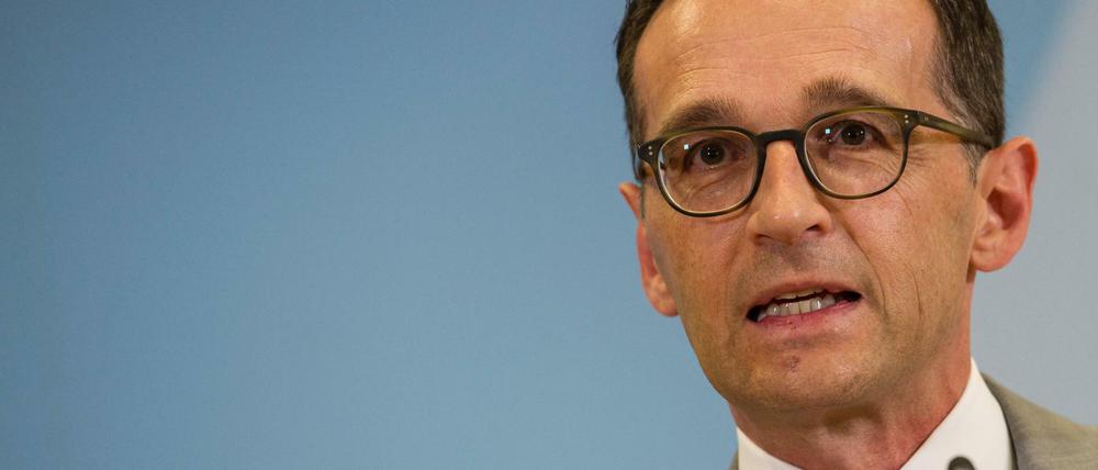 Bundesjustizminister Heiko Maas (SPD) äußert sich am 04.08.2015 in Berlin gegenüber Journalisten zur Affäre um die Landesverrats-Ermittlungen gegen Journalisten des Blogs Netzpolitik.org. Dabei kündigte er an, Generalbundesanwalt Harald Range von seinem Amt zu entheben. 