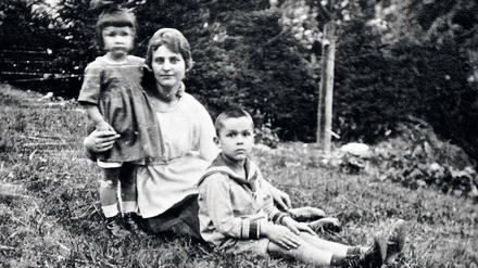 Eberhard Specht als Kind (rechts) mit Mutter und Schwester.