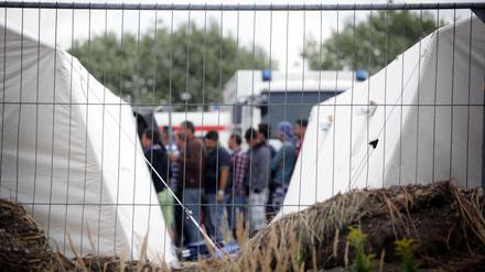 Flüchtlinge in einer Zeltstadt im Dresdner Stadtteil Friedrichstadt. 