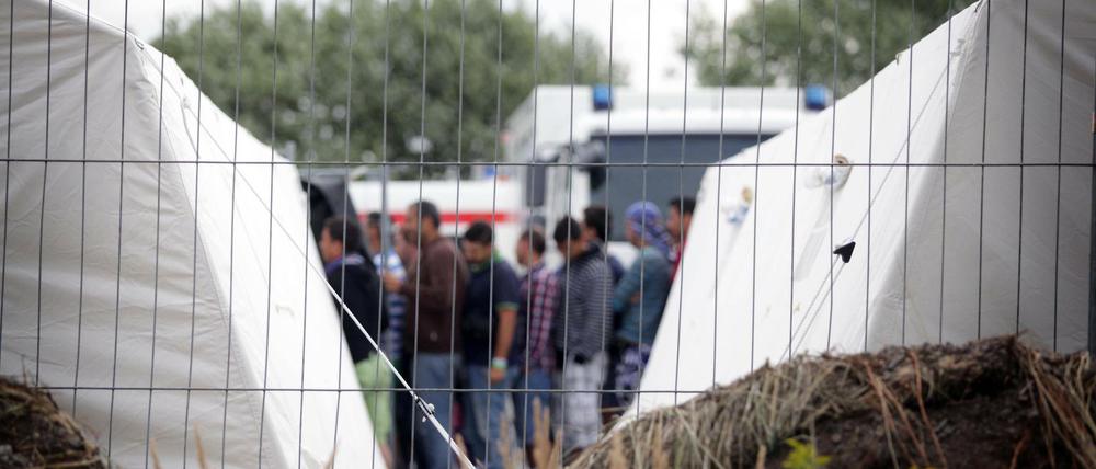 Flüchtlinge in einer Zeltstadt im Dresdner Stadtteil Friedrichstadt. 