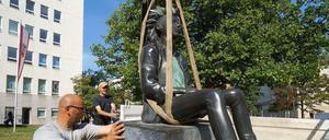 Entschwebt. Weil der Bezirk die 1994 aufgestellte Skulptur der Punkerin nicht bezahlt, ist das Kunstwerk vom Hohenzollerndamm auf dem Weg nach Tschechien.