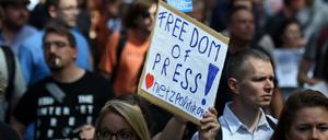 Teilnehmer einer Demonstration von Unterstützern des Internetportals "Netzpolitik.org".