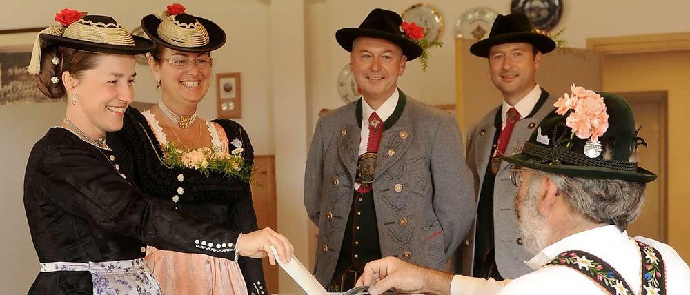 Problem Bayern: Die CSU-Ausgleichsmandate lassen den Bundestag stetig wachsen - hier Bürgerinnen in Oberbayern bei der Stimmabgabe zur Europawahl.