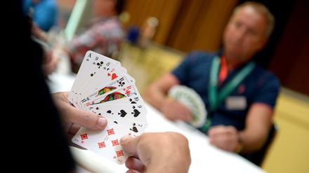 Immer der, der fragt. Beim 35. Deutschlandpokal der Skat-Spieler waren ruhige Hände gefragt - und ein lockeres Mundwerk.