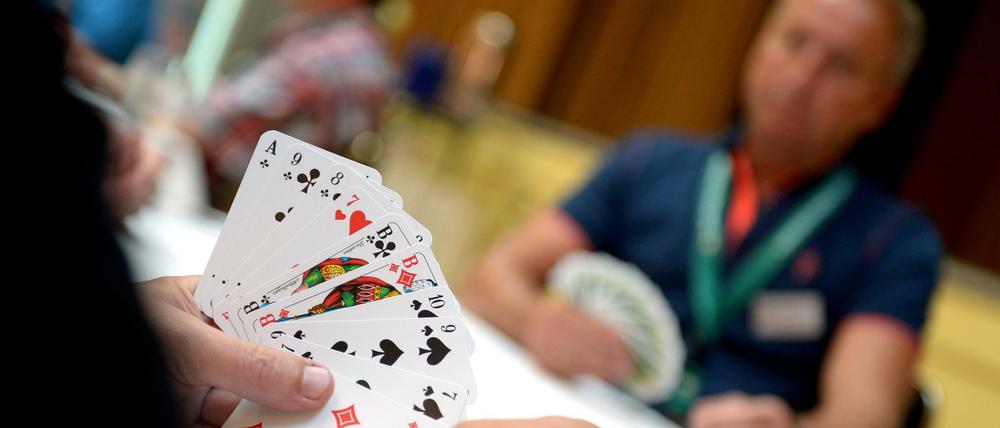 Immer der, der fragt. Beim 35. Deutschlandpokal der Skat-Spieler waren ruhige Hände gefragt - und ein lockeres Mundwerk.