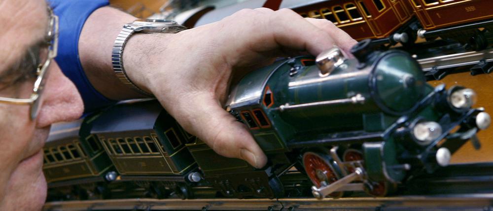 Lange Tradition. Ein Mitarbeiter des Stadtmuseums Schwabach gleist das Modell einer Lokomotive aus den dreißiger Jahren der Firma Doll &amp; Co./Fleischmann auf.