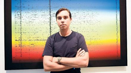 James Bridle vor seiner Arbeit „Fraunhofer Lines“ in der Nome Galerie