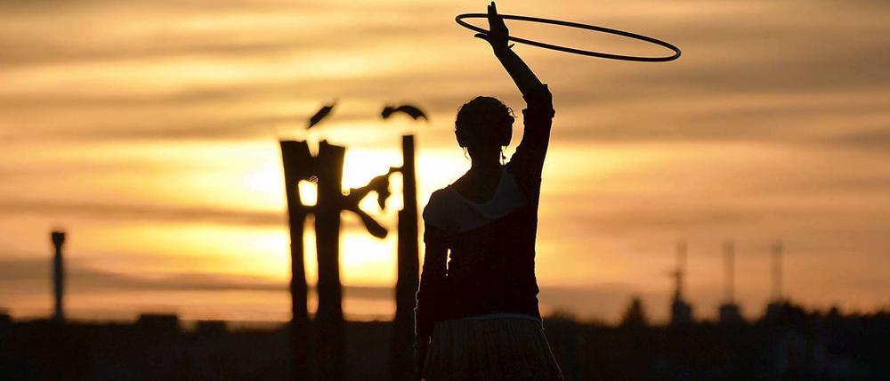 Hula Hoop wird auch auf dem Tempelhofer Feld immer beliebter.