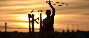 Hula Hoop wird auch auf dem Tempelhofer Feld immer beliebter. 