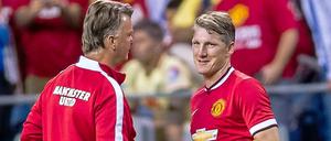 Wir müssen reden. Trainer Louis van Gaal (l.) will, dass Bastian Schweinsteiger den jungen Spielern bei Manchester United als Ratgeber und Führungsfigur zur Seite steht. 