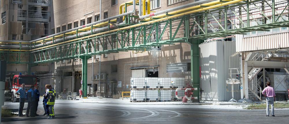 Rettungskräfte stehen am Mittwoch in Krefeld (Nordrhein-Westfalen) vor einem beschädigten Gebäude. Bei einer Explosion in einem Chemiepark in Krefeld sind am Mittwoch fünf Menschen schwer und acht leicht verletzt worden.