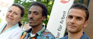 Teilnehmer des Programms "Early Intervention" vor der Arbeitsagentur in Hannover