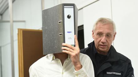 Der Angeklagte Ayoub B. wird zu Beginn der Verhandlung am Dienstag in einen mit Sicherheitsglas abgetrennten Raum im Gerichtssaal des Oberlandesgerichts in Celle geführt.