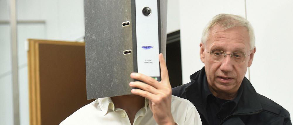 Der Angeklagte Ayoub B. wird zu Beginn der Verhandlung am Dienstag in einen mit Sicherheitsglas abgetrennten Raum im Gerichtssaal des Oberlandesgerichts in Celle geführt.
